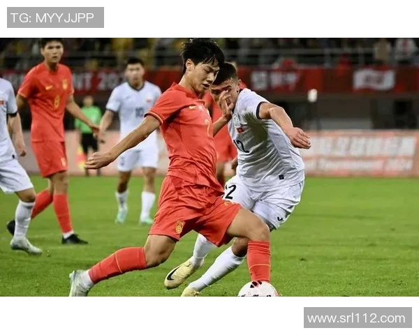 国足球星积极投入热身训练展现拼搏精神为即将到来的重要赛事蓄力 国足球星积极投入热身训练展现拼搏精神为即将到来的重要赛事蓄力